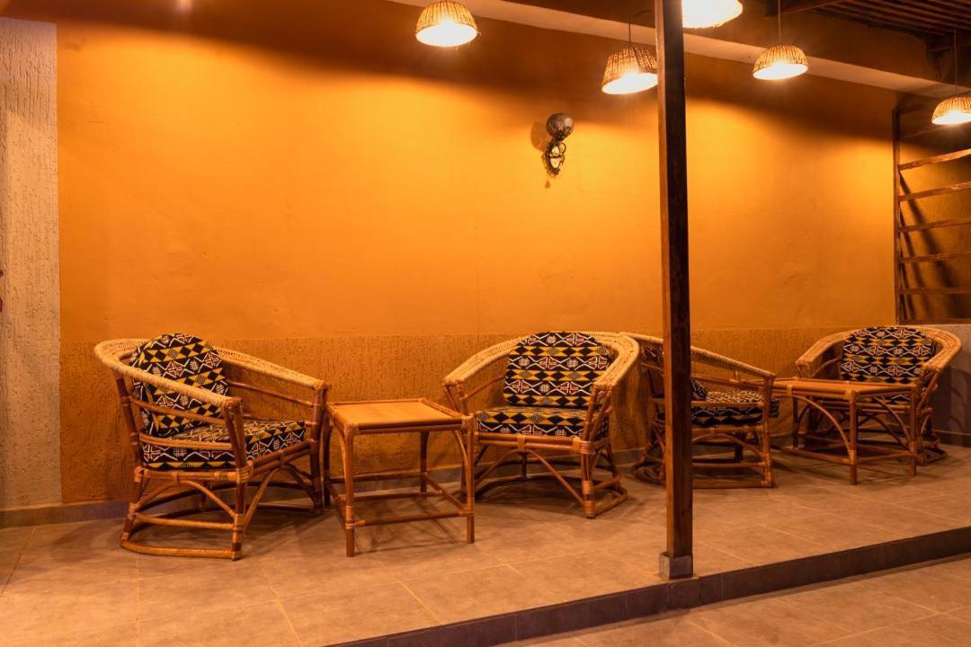 לומה Airport Inn Hotel מראה חיצוני תמונה