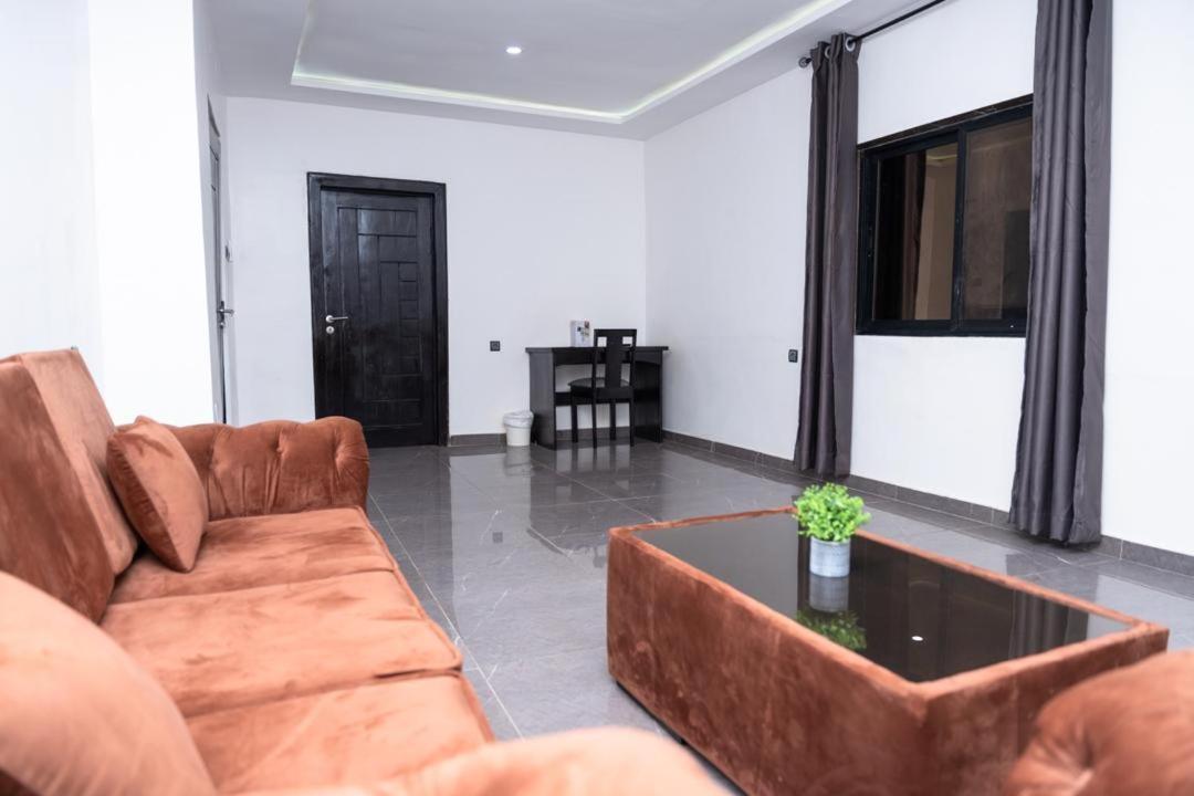 לומה Airport Inn Hotel מראה חיצוני תמונה