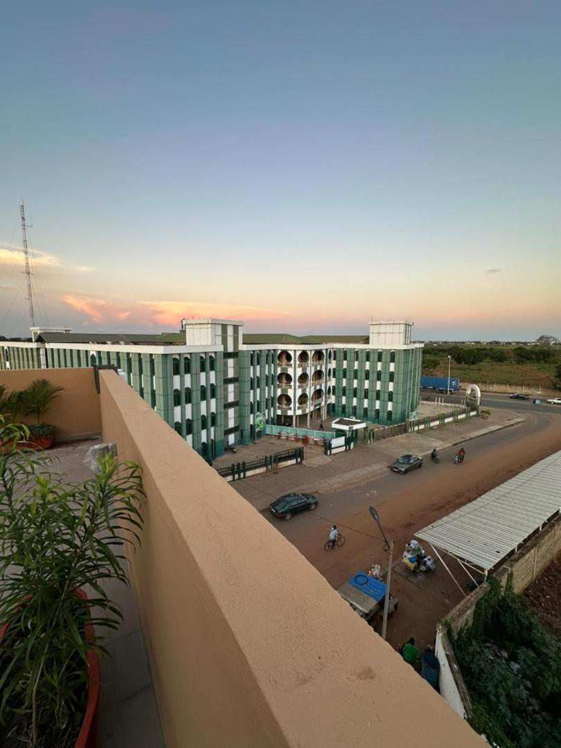 לומה Airport Inn Hotel מראה חיצוני תמונה
